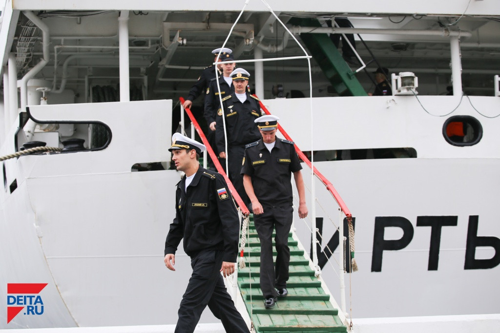 Сто молодых красавцев прибыли во Владивосток на радость местным девушкам