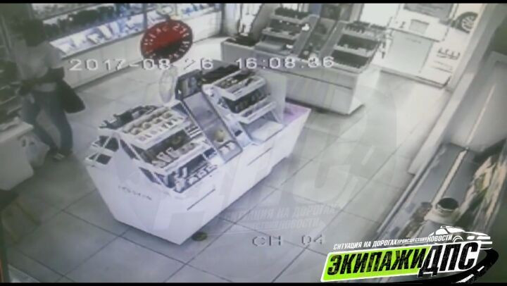 Ловкость рук девушки не укрылась от камер видеонаблюдения во Владивостоке (видео)