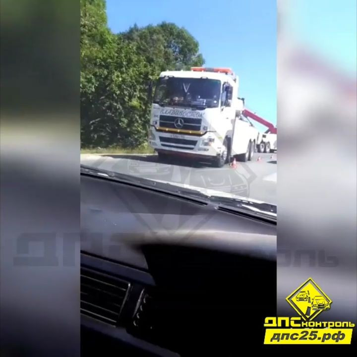 Большегруз улетел в кювет в Приморье (видео)
