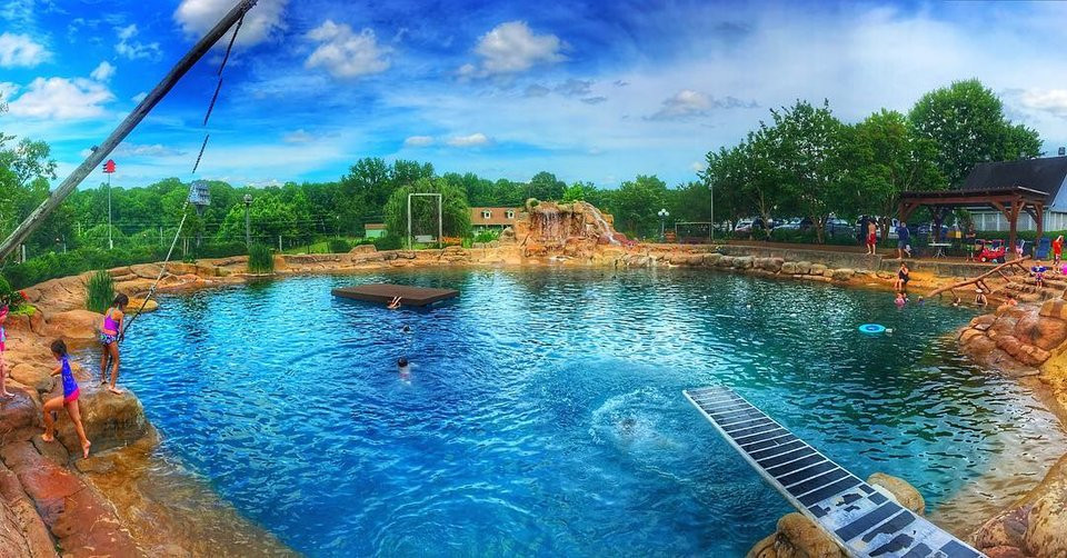 Мужчина построил бассейн размером с пруд на заднем дворе дома