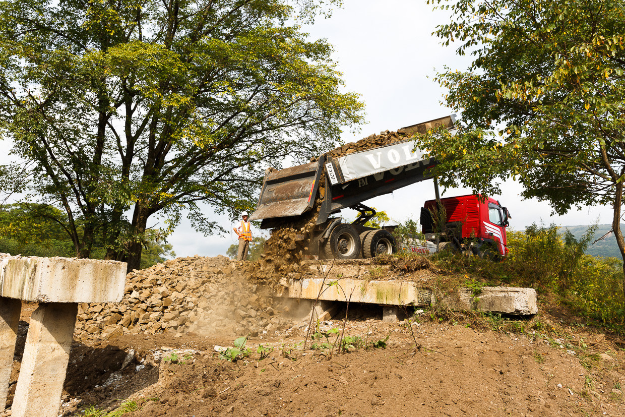 Разрушенный мост в селе Приморья восстанавливают