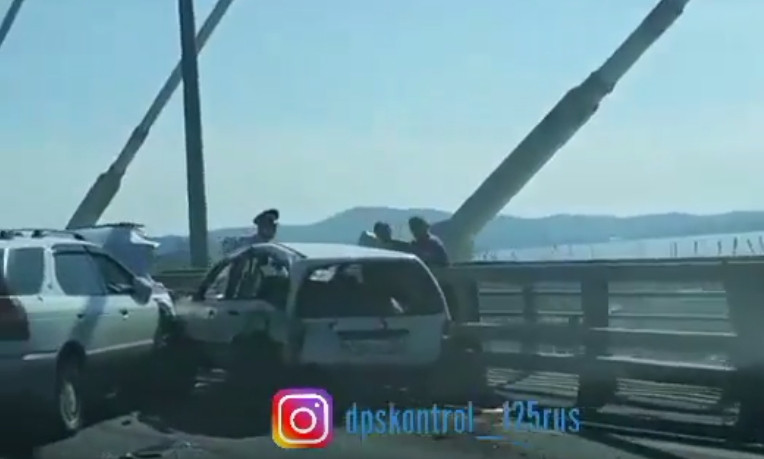 Полицейские попали в скверную историю на Золотом мосту во Владивостоке
