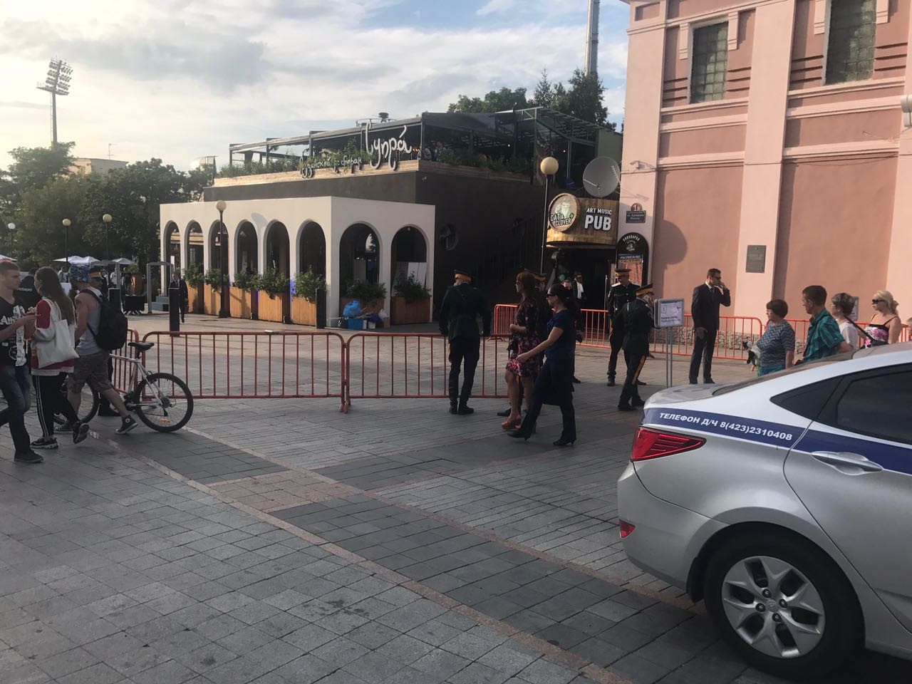 Казаки охраняют vip-банкет со Шнуром во Владивостоке