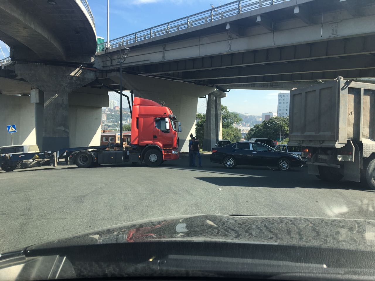 ДТП создало хаос под Золотым мостом (фото)