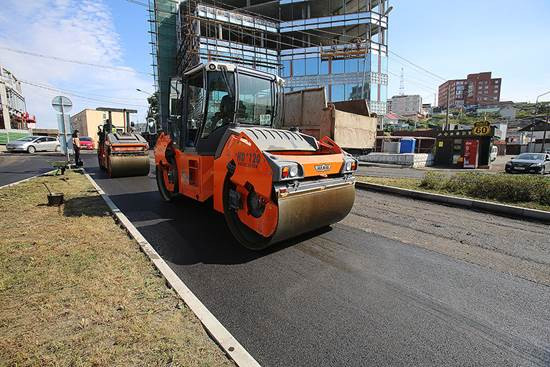 Одну из важнейших улиц Владивостока закатывают в асфальт