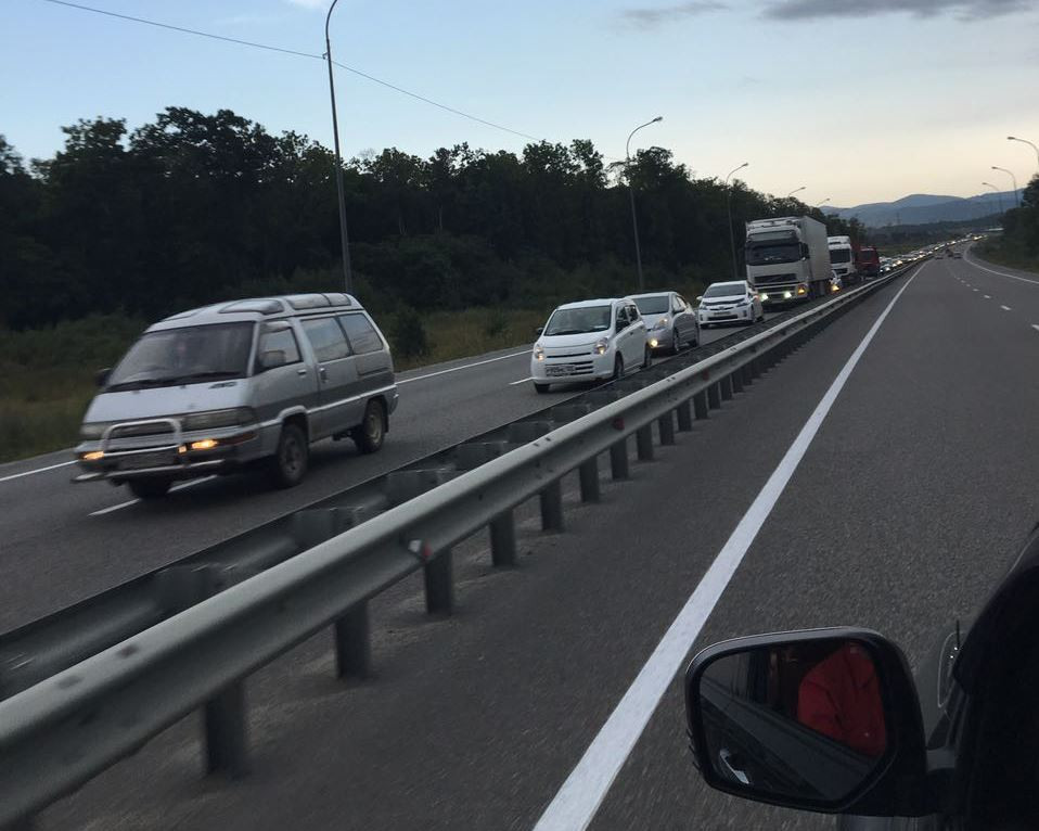 Многокилометровая пробка «сковала» выезд из Владивостока