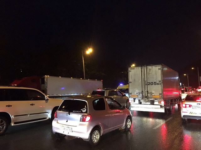 Серьезное ДТП сковало движение в пригороде Владивостока (видео)