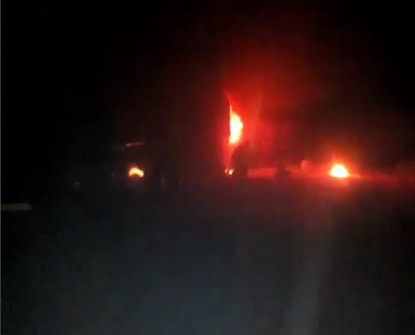 Пассажирский автобус сгорел дотла в Приморье (видео)