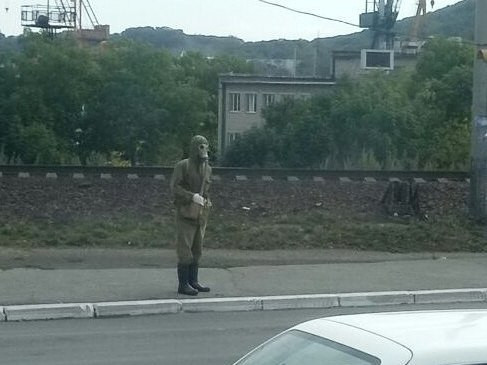 Приморец, разгуливающий по городу в противогазе, удивил прохожих