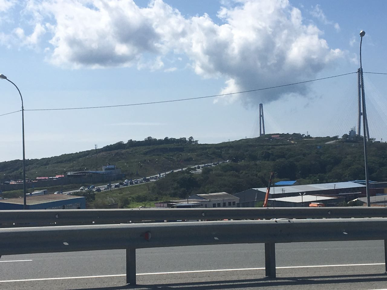 Сотни приморцев пытаются попасть на Русский остров (фото)