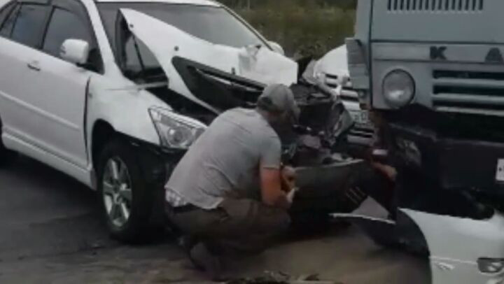 Грузовик оставил авто без передней части во Владивостоке (видео)