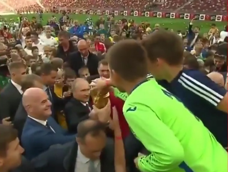 Дети атаковали Путина с Кубком мира (видео)