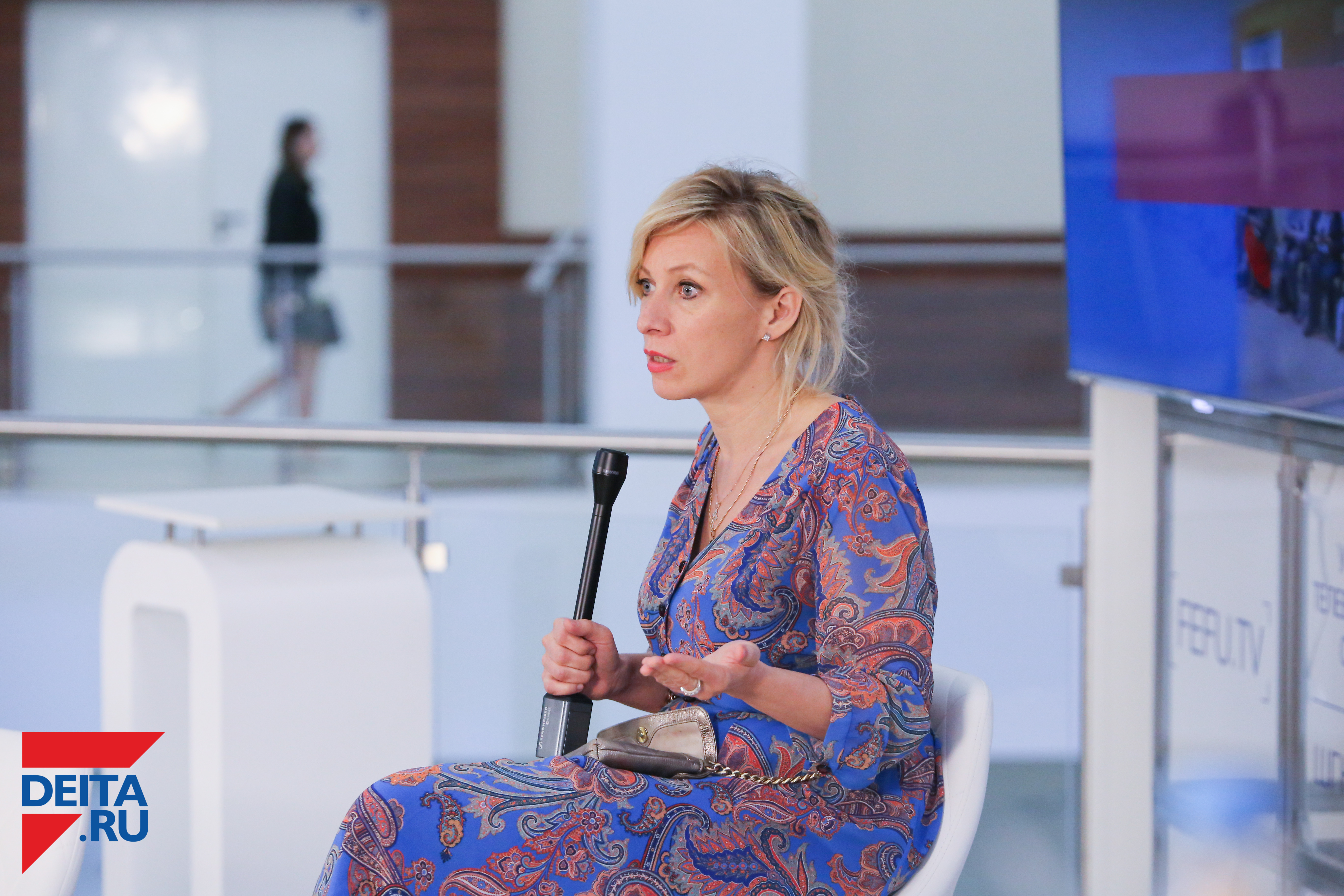 Захарову раскритиковали за наряд (фото)