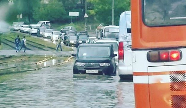 Улица во Владивостоке ушла под воду (фото)