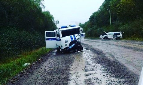 Lexus разбил машину полиции в Приморье (фото)