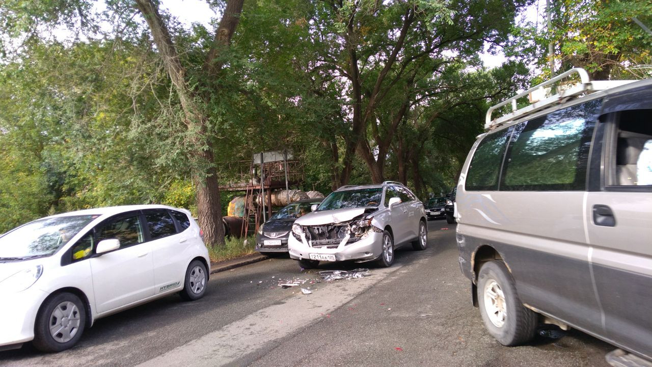 Серьезная авария спровоцировала утренний переполох на Багратиона (фото)