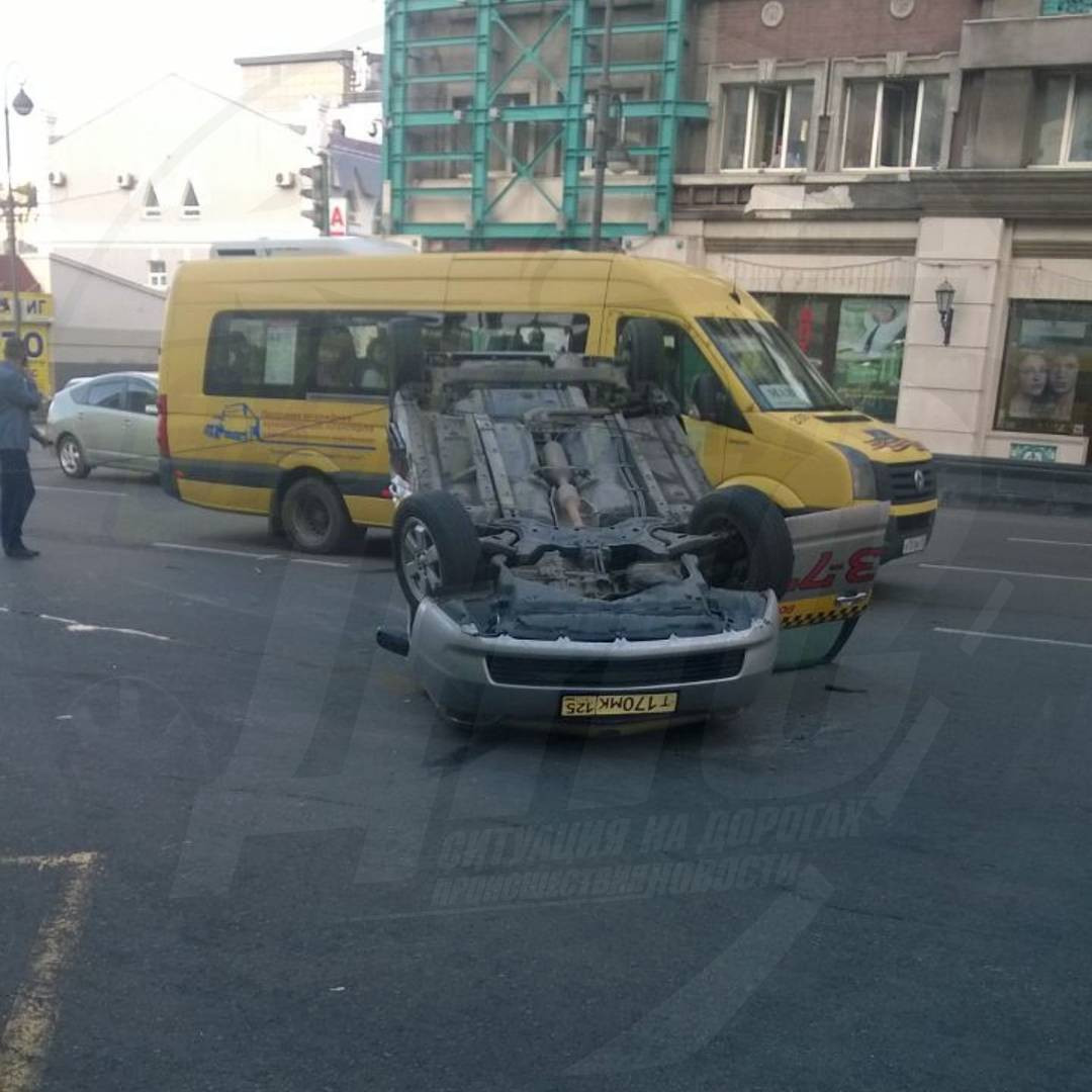 Такси перевернулось из-за ДТП в центре Владивостока (фото, видео)