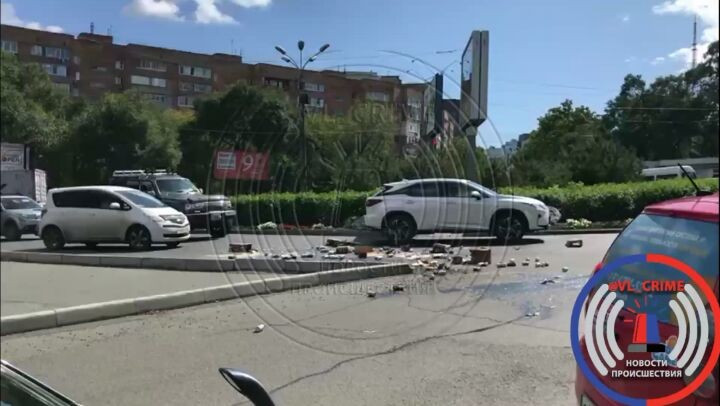 Ящик с едой и алкоголем смущает автомобилистов во Владивостоке (видео)