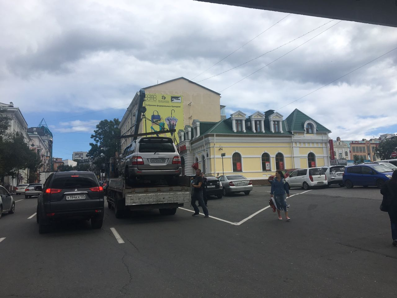 В центре Владивостока "лютуют" эвакуаторы