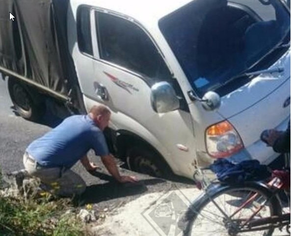 Во Владивостоке дорожники не оставили шансов грузовику