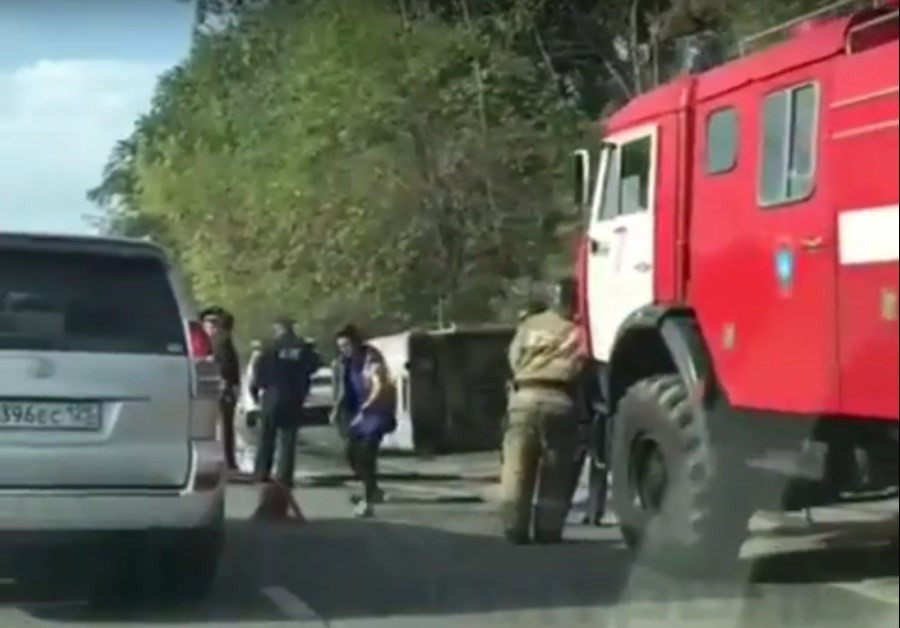 В Приморье на пустой дороге перевернулась легковушка (видео)