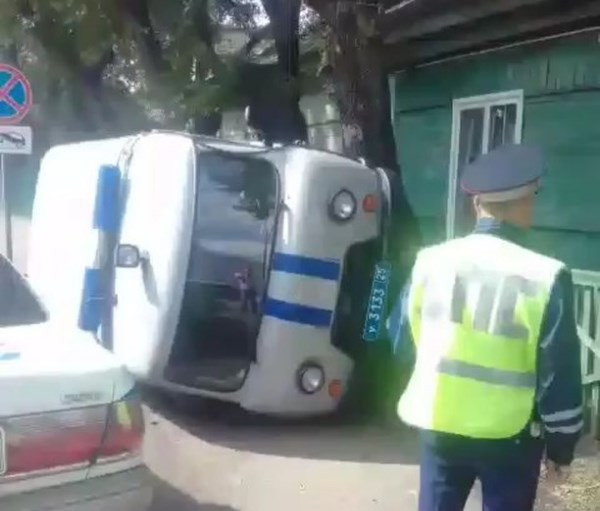 Полицейский УАЗ попал в неприятную историю в Приморье