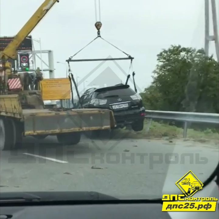 Элитному авто потребовалась помощь эвакуатора на Русском острове (видео)