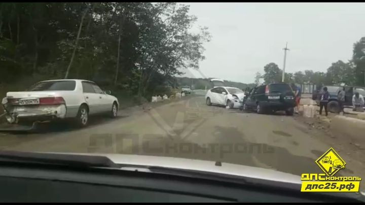 На развязке в Приморье не разошлись два авто (видео)