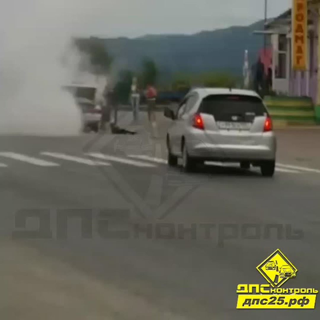 Автомобиль сгорел на дороге в Приморье (видео)