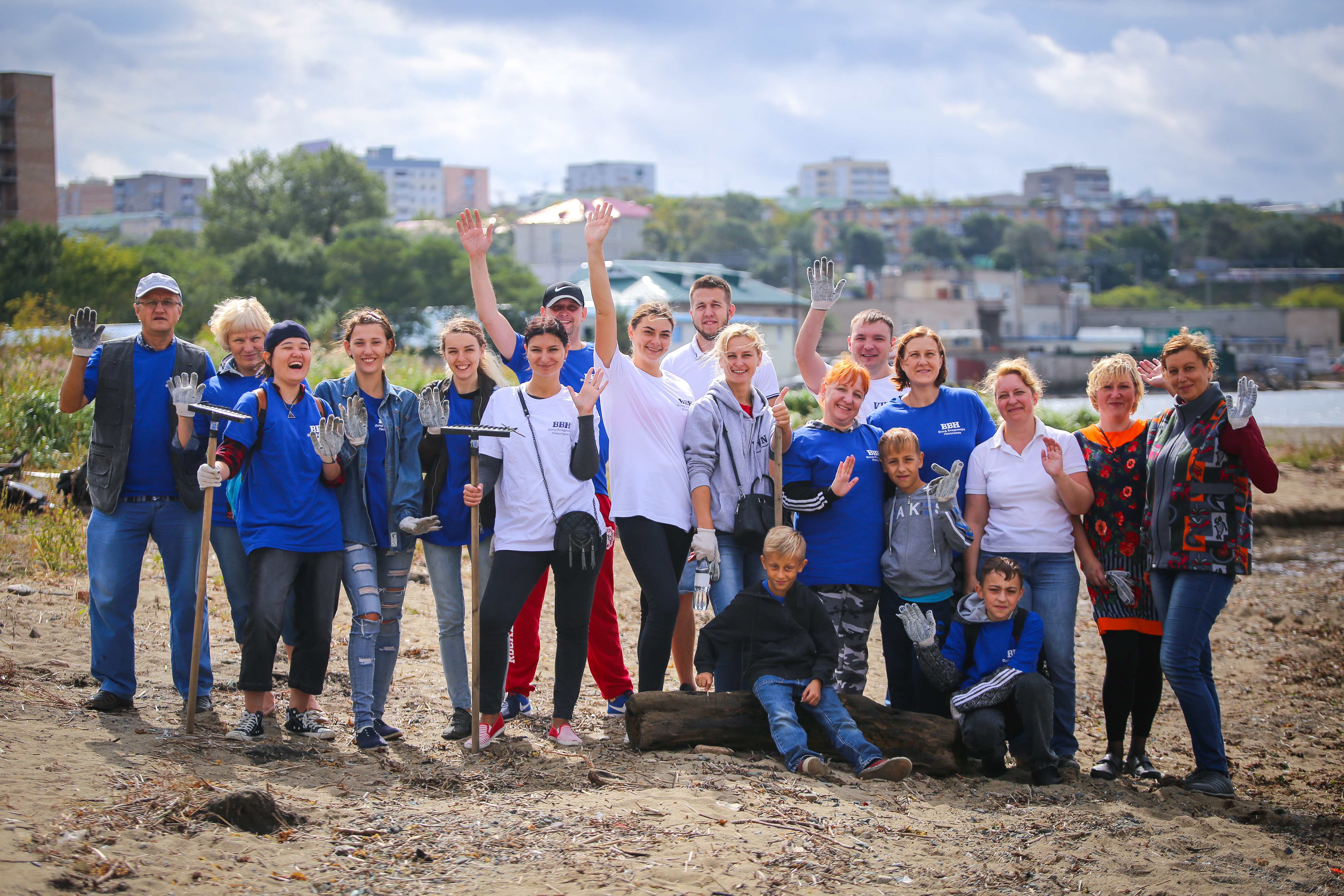 Волонтерам фонда ВВН пришлось второй раз убирать пляж Второй речки
