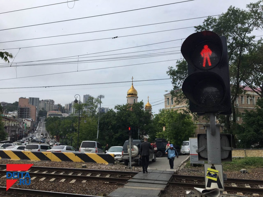 Электровоз сбил девушку во Владивостоке