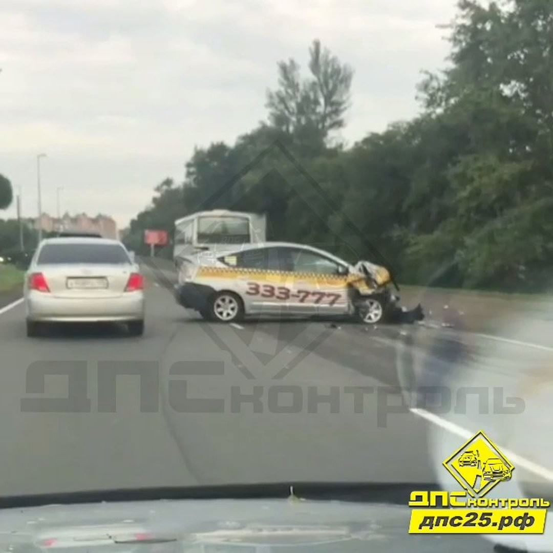 Такси и автобус «встретились» в серьезном ДТП в Приморье