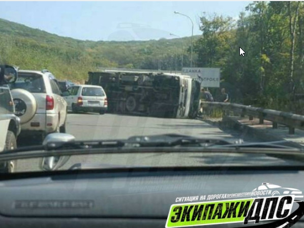 Перевернувшийся грузовик мешает движению во Владивостоке