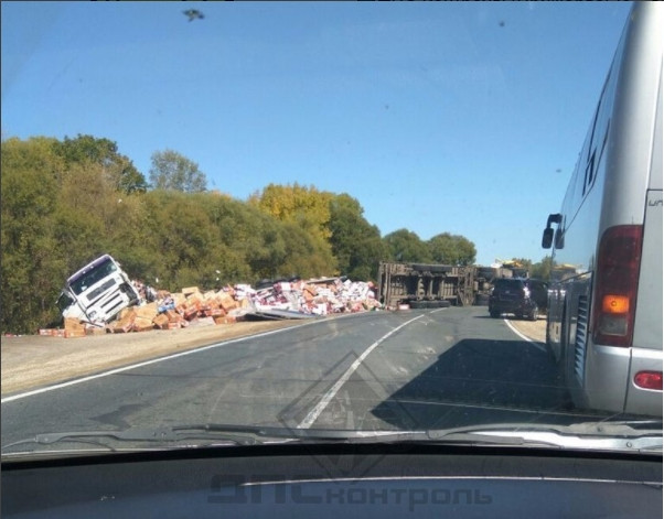 Прицеп большегруза перегородил трассу в Приморье (фото)