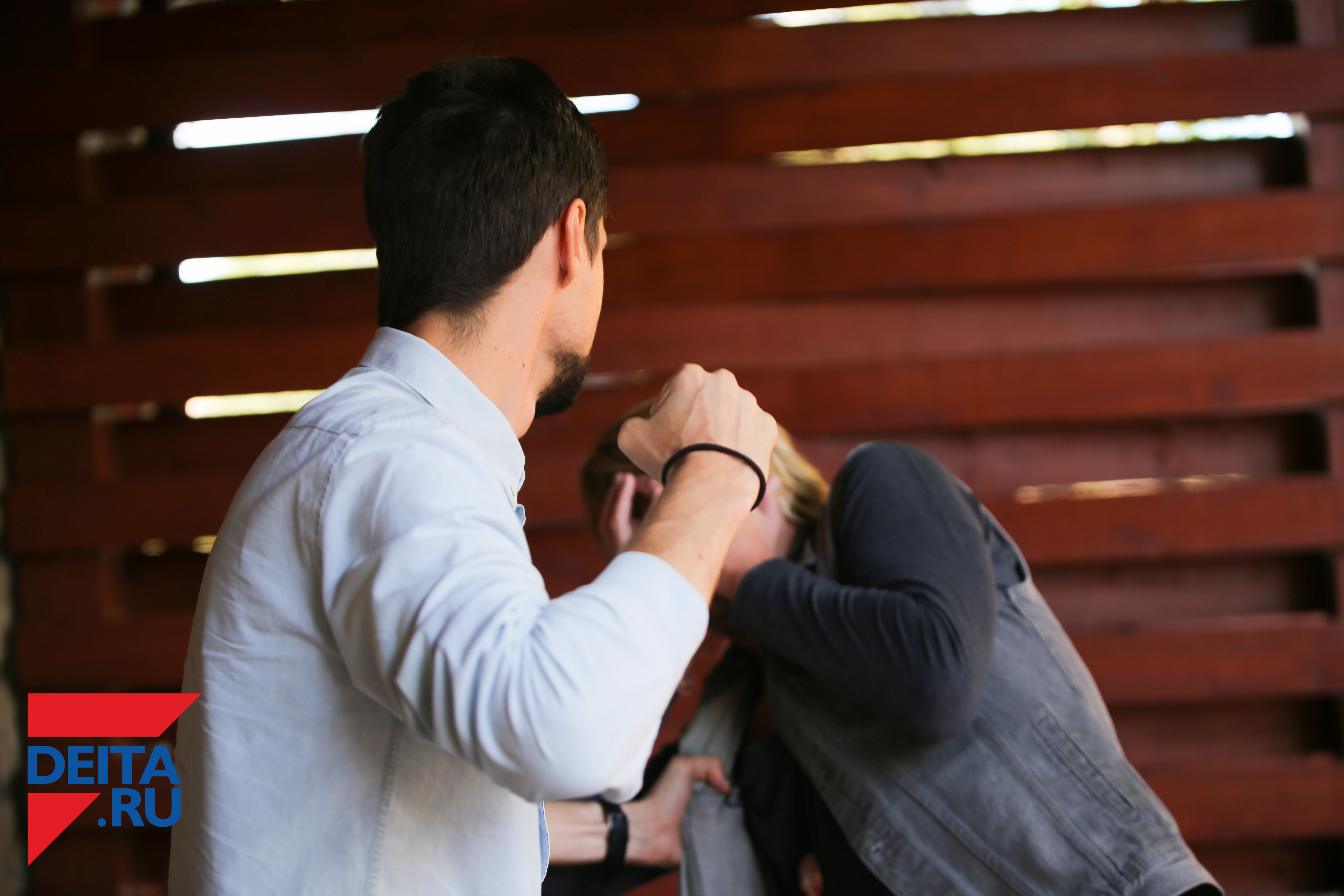 Полиция установила личность отца, избивающего сына, во Владивостоке