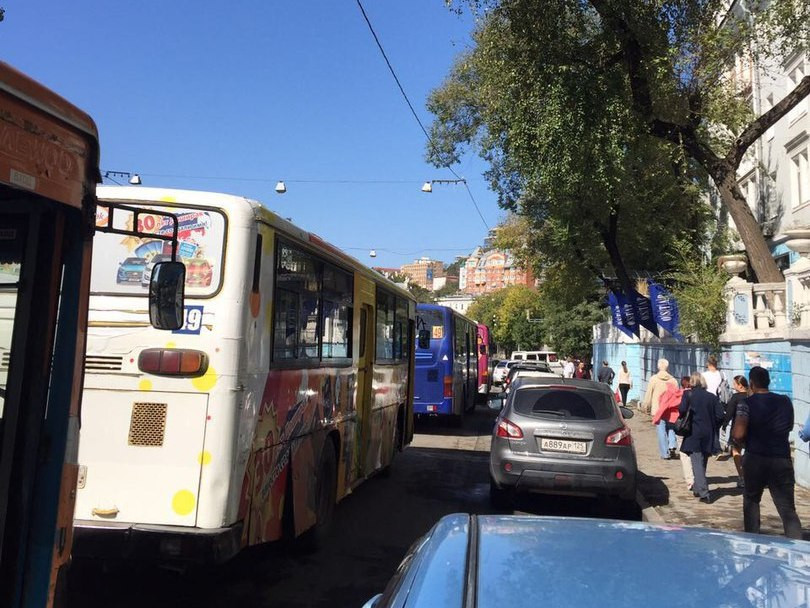 Владивосток встал в многокилометровую пробку