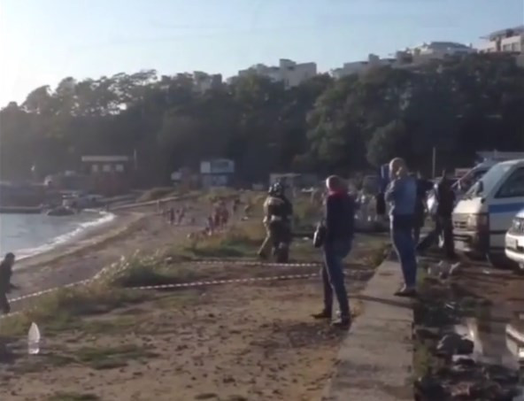 Из-за бомбы спецслужбы оцепили популярный пляж во Владивостоке