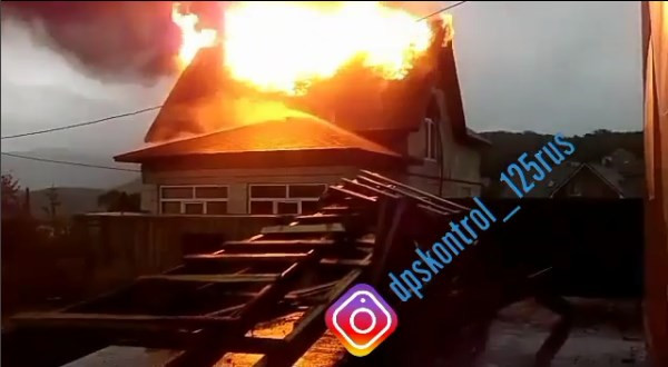 Из-за молнии частный дом чуть не сгорел дотла в Приморье (видео)