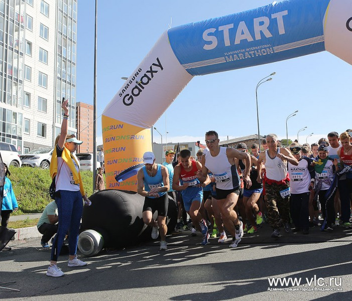 По мостам Владивостока пробежали 2 тысячи человек