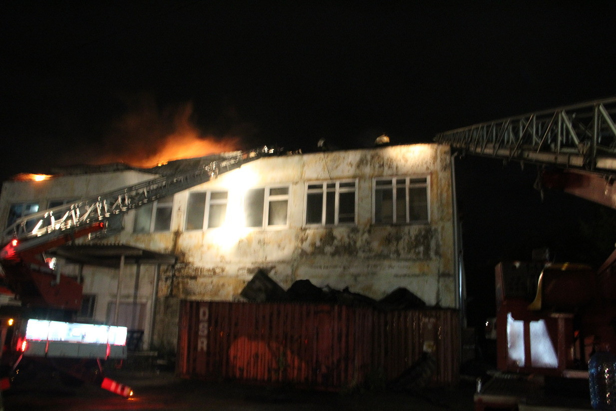 Ночью в Хабаровске полыхал производственный цех