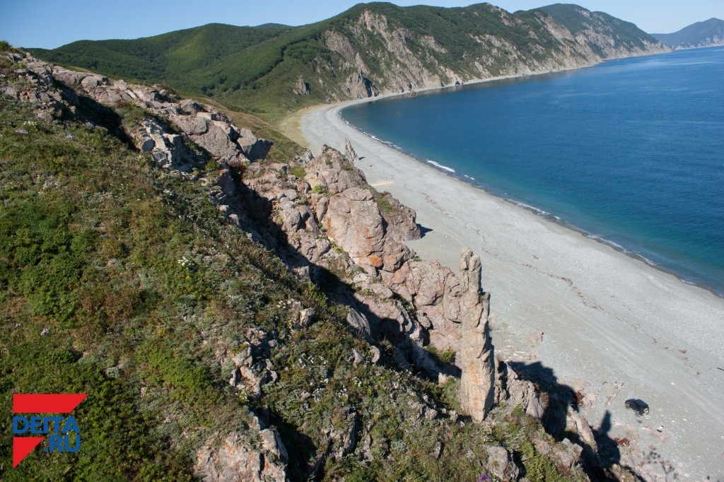 Молодые люди сорвался со скалы на острове Русском