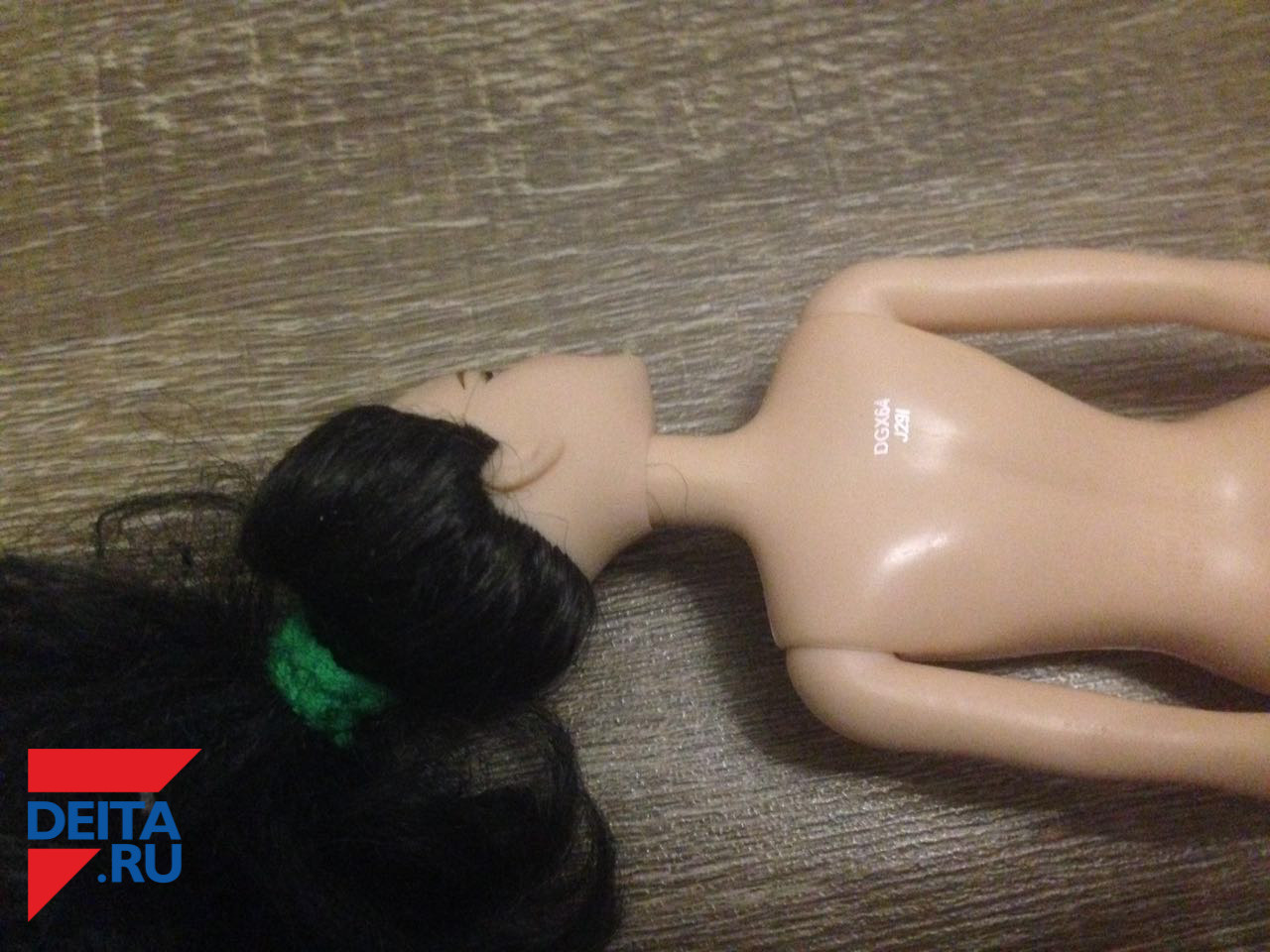 Мать случайно увидела шокирующие фото в телефоне маленьких дочерей