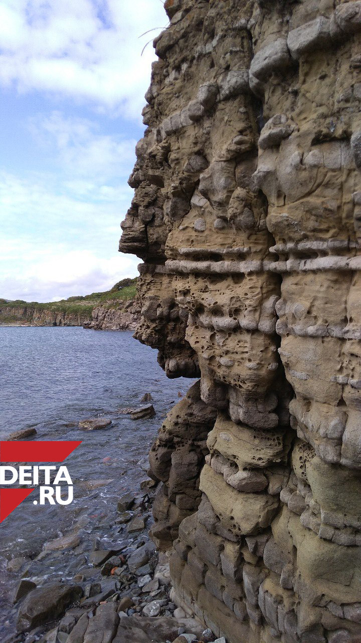 В Находке школьница во время прогулки с друзьями сорвалась со скалы