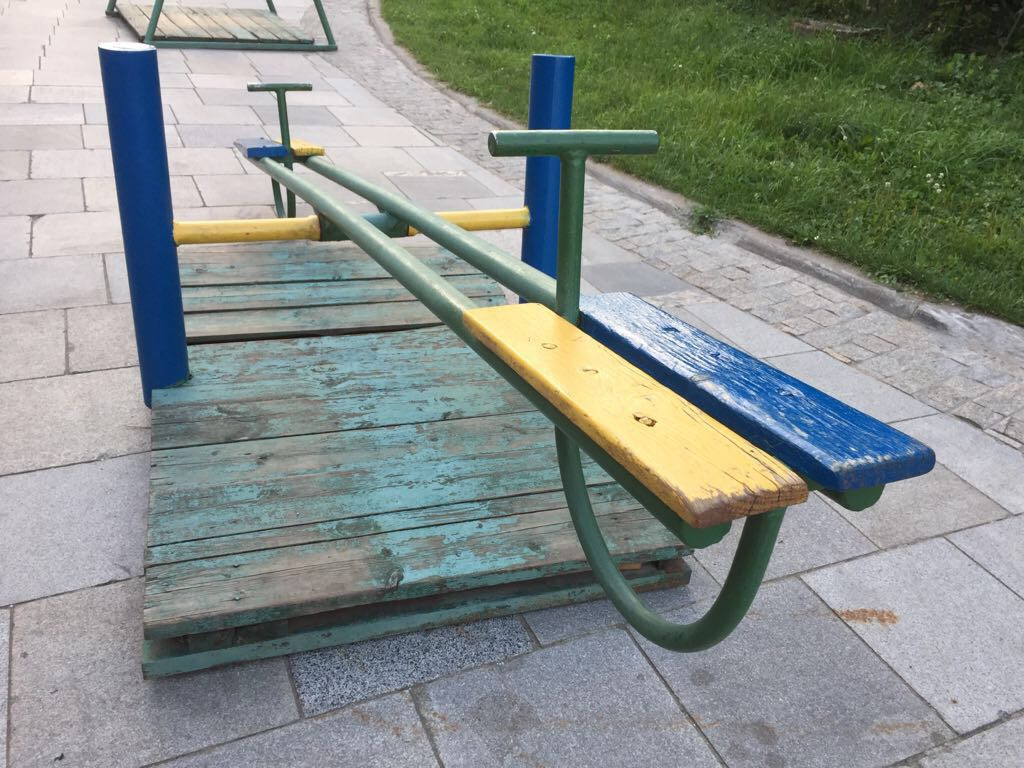 Опасные качели убрали с детской площадки в Приморье