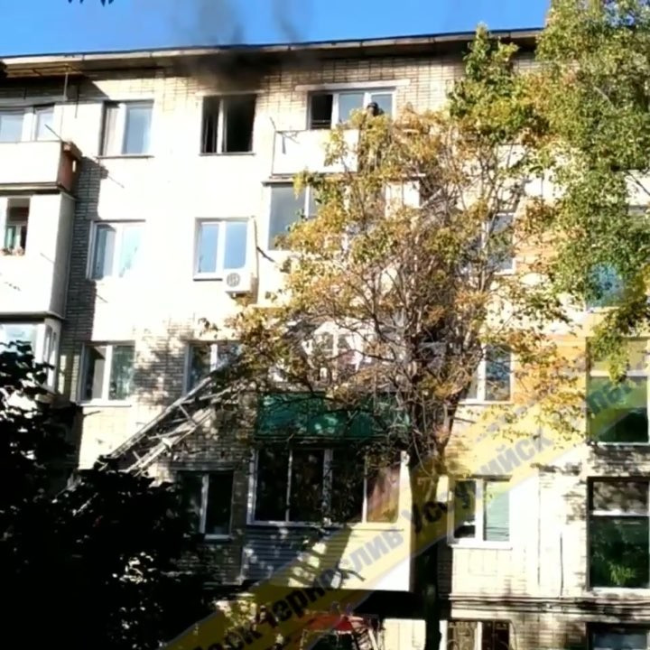 Квартира на последнем этаже дома загорелась в Приморье (видео)