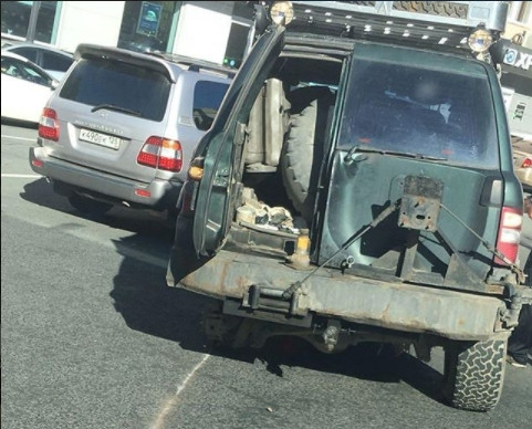Внедорожник скидывает ненужные детали в центре Владивостока