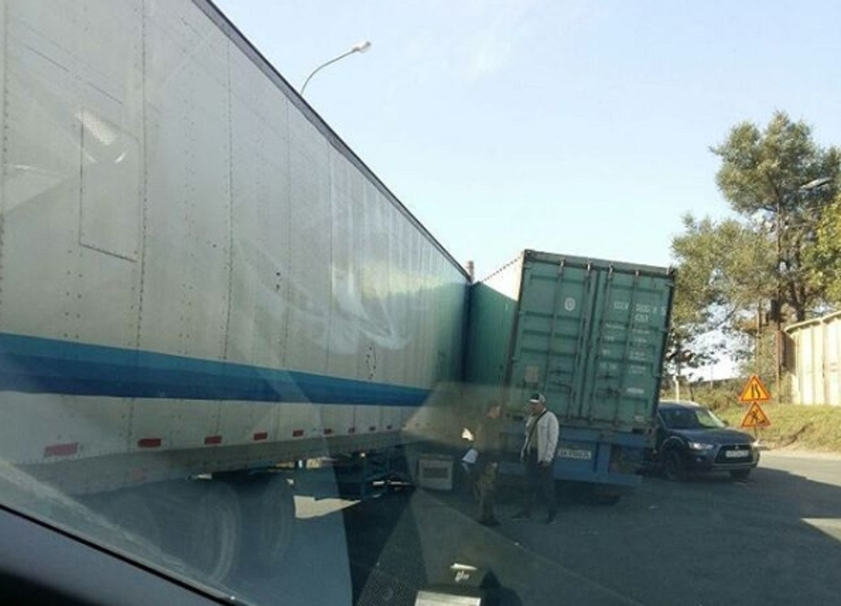 Огромная фура догнала большегруз во Владивостоке