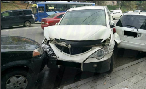 Странное ДТП произошло в центре Владивостока (фото)
