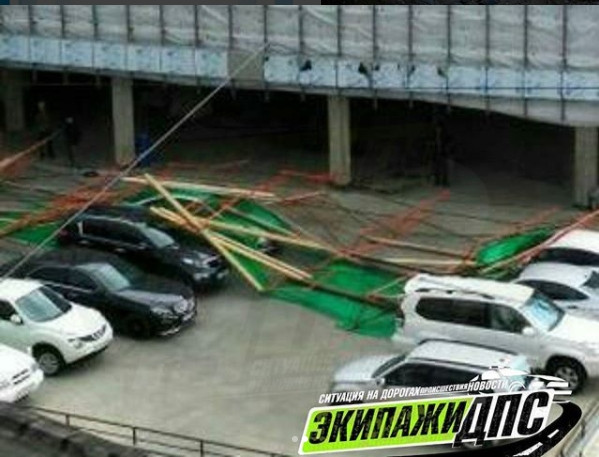 Строительные леса обрушились во Владивостоке