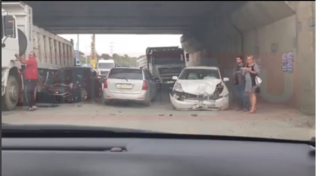 В Приморье автомобили столкнулись лоб в лоб под мостом
